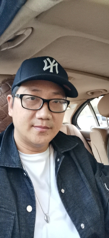 拥抱幸福的第一张照片--连城婚介网